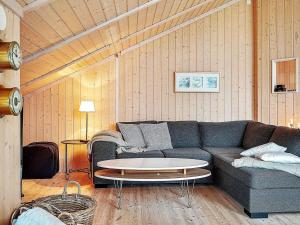 6 person holiday home in Slagelse في سالغيليز: غرفة معيشة مع أريكة وطاولة