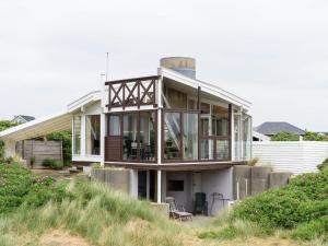 ein Haus auf einem Hügel in der Unterkunft Holiday home Fanø XC in Fanø