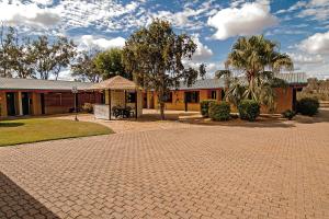 una casa con una entrada de ladrillo delante de ella en Mundubbera Billabong Motor Inn, en Mundubbera