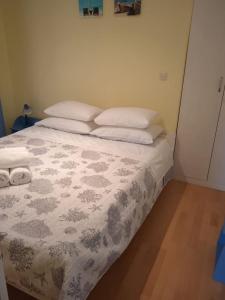 En eller flere senge i et værelse på Apartment Neno - 100m from the sea