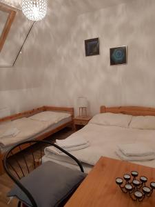 מיטה או מיטות בחדר ב-Platanus Vendégház Zamárdi
