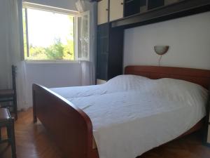 Un pat sau paturi într-o cameră la Apartment with sea viev - 20 m from sea