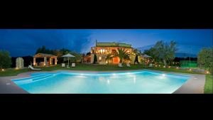 una gran piscina frente a una casa en Vip Luxury Villa Privilege Classic en Gouvia