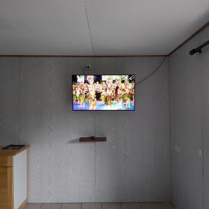 Televízia a/alebo spoločenská miestnosť v ubytovaní Raihei Location maison d'hôtes