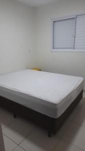 Een bed of bedden in een kamer bij PIETA- Apto Completo, conforto e qualidade, wifi, 1dorm max 4