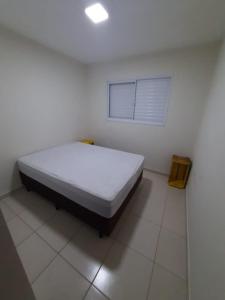 Een bed of bedden in een kamer bij PIETA- Apto Completo, conforto e qualidade, wifi, 1dorm max 4