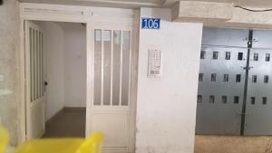 um quarto com uma porta com um sinal em Redon Apartment em Pristina