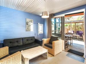 ein Wohnzimmer mit einem Sofa und einem Tisch in der Unterkunft Lavender holiday home with private terrace in Grimaud