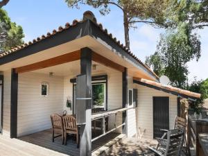 een klein huis met een veranda en een terras bij Lavender holiday home with private terrace in Grimaud