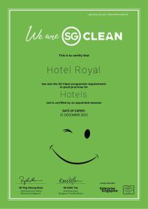 um folheto verde com uma cara sorridente em Hotel Royal em Singapura