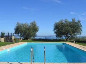 Der Swimmingpool an oder in der Nähe von Belvilla by OYO Villa degli Olivi