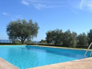 Der Swimmingpool an oder in der Nähe von Belvilla by OYO Villa degli Olivi