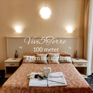 een kamer met een bed met handdoeken erop bij Vivi 5 terre in La Spezia