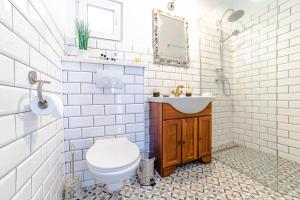 een witte badkamer met een toilet en een wastafel bij Albert Residence with Parking in Braşov