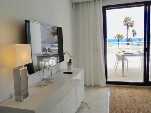 Televízia a/alebo spoločenská miestnosť v ubytovaní B1 Casares del Mar - Large terrace Beachfront views