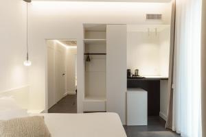 mały apartament z białymi ścianami i szafą w obiekcie B&B Nel Blu Dipinto Di Blu w mieście Polignano a Mare