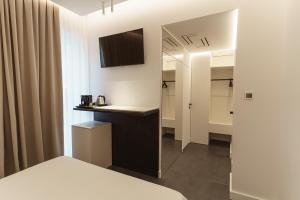 mały pokój z łóżkiem i lustrem w obiekcie B&B Nel Blu Dipinto Di Blu w mieście Polignano a Mare
