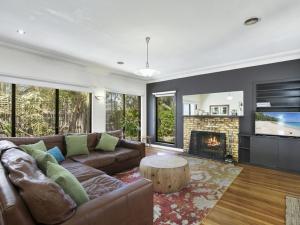 Una sala de estar con un sofá y una chimenea. en Pride Street Luxury 28, en Torquay