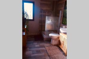 La salle de bains est pourvue de toilettes, d'un lavabo et d'une fenêtre. dans l'établissement Appartement avec vue sur les vignes à Gevrey, à Gevrey-Chambertin
