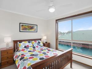 una camera con un letto e una grande finestra di Holyhead On Whites Beach 11 a Torquay