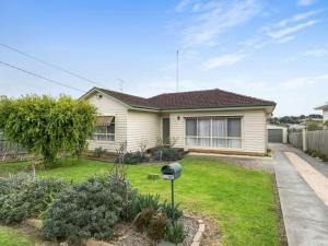 a house with a mailbox in the yard at Francis Geelong 156 in Belmont