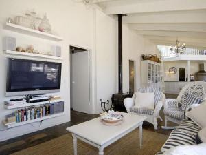 a living room with a couch and a tv at Barnett Place 6 in Torquay