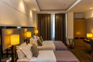 Postel nebo postele na pokoji v ubytování Hotel Golden Palace