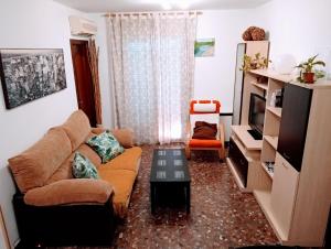 sala de estar con sofá y TV en El atardecer de Cazorla en Cazorla