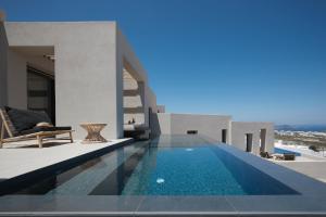 Bazén v ubytování North Santorini - A Luxury Spa Hotel nebo v jeho okolí