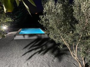 Der Swimmingpool an oder in der Nähe von La cara Luna
