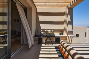 Posezení v ubytování North Santorini - A Luxury Spa Hotel