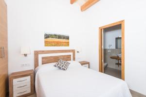 Un pat sau paturi într-o cameră la Villa Calan Bosch Es Bruc