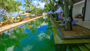 Bazén v ubytování Pandanus Beach Resort & Spa nebo v jeho okolí