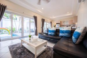 Posezení v ubytování Majestic Residence Pool Villas 2 Bedrooms Private Beach