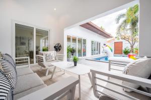 Bazén v ubytování Majestic Residence Pool Villas 2 Bedrooms Private Beach nebo v jeho okolí