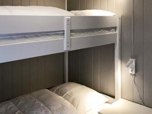 Bunk bed o mga bunk bed sa kuwarto sa Holiday home skei i jølster IV