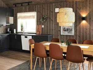 Kuchyň nebo kuchyňský kout v ubytování Holiday home skei i jølster IV