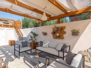 Posezení v ubytování Boutique Holiday Home in Donje Polje with Pool