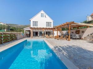 Bazén v ubytování Boutique Holiday Home in Donje Polje with Pool nebo v jeho okolí + 32 fotografií