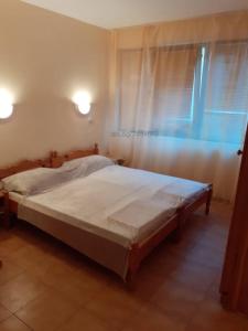 A bed or beds in a room at Private Studio Intsaraki - Sveti Vlas