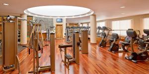 ein Fitnessstudio mit vielen Laufbändern und Kardiogeräten in der Unterkunft InterContinental Jordan, an IHG Hotel in Amman