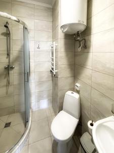 Odessa的住宿－SeaLine Apart-Hotel，浴室配有卫生间、淋浴和盥洗盆。