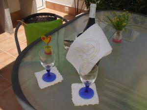 ラゴスにあるDinas Guesthouseのガラステーブル(ワイン1本、グラス2杯付)