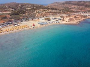 una vista aérea de una playa con gente en el agua en Modern Beach APT w Fantastic Sea Views - 1 en Mellieħa