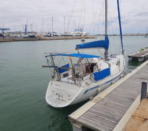 żaglówka zacumowana w porcie w wodzie w obiekcie Java Yacht w mieście El Puerto de Santa María