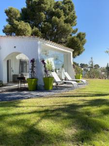 ein weißes Haus mit grünen Pflanzen im Hof in der Unterkunft VILLA CATALUNYA in Cambrils