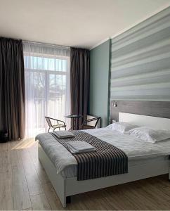 una camera con un letto e una grande finestra di SeaLine Apart-Hotel a Odessa