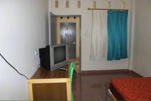 Televízia a/alebo spoločenská miestnosť v ubytovaní Penginapan Syariah