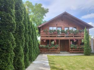 a house surrounded by trees and plants at Casa Gherman in Turda