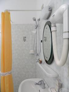 uma casa de banho com um lavatório e um espelho em Hotel Don Pedro em Ischia
